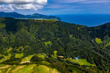 Obraz premium Sao Miguel - Furnas und Landschaften auf der Azoren-Insel aus der Luft