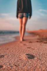 женщина гуляет по пляжу, woman walking on the beach