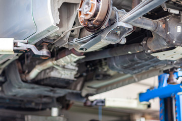 自動車修理　リフトアップ