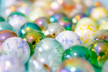 biglie di vetro colorate macro fotografia