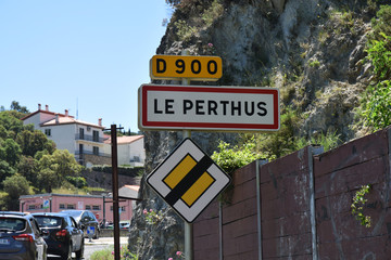 Panneau d'entrée dans la ville du Perthus, frontière espagnole, Pyrénées orientales, France