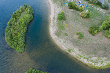 Blick von oben auf einen Strandabschnitt am Rudufersee in Oberfranken/Deutschland