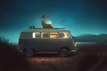 Mann arbeitet auf Dach von Van