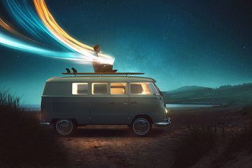 Mann arbeitet auf Dach von Van