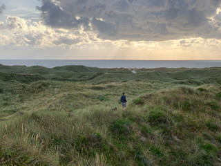 Wanderer in Dünenlandschaft