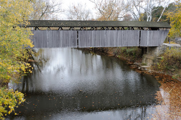 Obraz na płótnie Canvas Covered Bridge