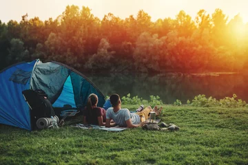 Papier Peint photo Camping jeune couple se détendre au bord de la rivière. camping en plein air