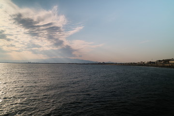 海岸に人と日差し、鵠沼海岸・日本