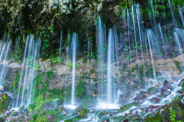 夏の乗鞍高原 岩から迸る湧水の滝