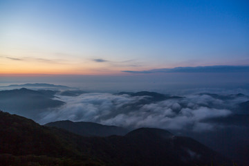 Fototapeta na wymiar 夜明けの伊吹山から朝日と雲海