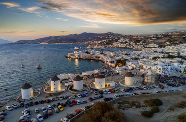 Die berühmten Windmühlen über der Stadt von Mykonos bei Sonnenuntergang, Kykladen, Griechenland