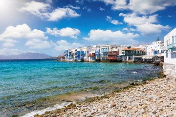 Die Stadt der Insel Mykonos im Sommer mit den Bars und Restaurants direkt am Meer, Kykladen, Griechenland
