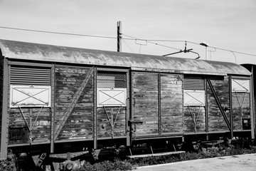 czarno biały wagon kolejowy