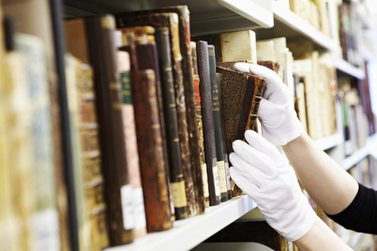 B&uuml;cherregal Bibliothek Archiv Handschriften