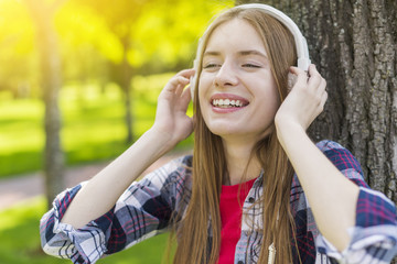 Fototapeta premium Blonde girl listening to music on headphones