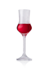 Glas mit rotem Liqueur isolliert auf weissem Grund