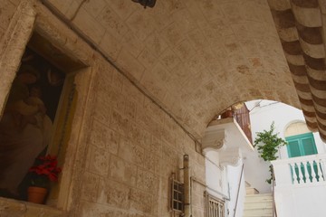 Fasano (Brindisi) - Arco con affresco e vicolo in calce bianca
