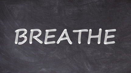 Obraz premium Breathe text written on blackboard
