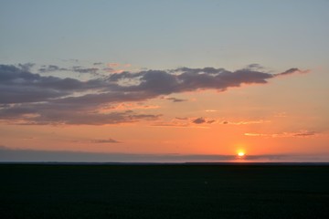 Paisaje en atardecer puesta de sol con nubes