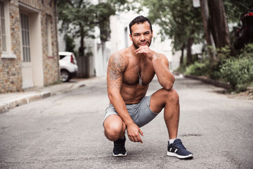 Obraz premium A sexy man outside in a city street