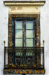 Fototapeta na wymiar Windows with glass old Marvao house portugal