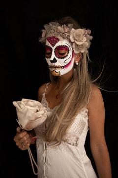 chica guapa maquillada con maquillaje mexicano de halloween