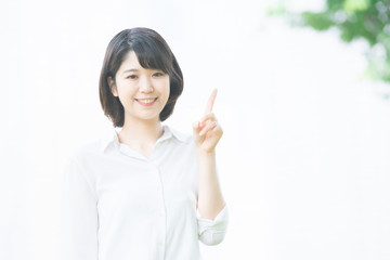 人差し指を立てる女性