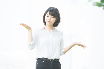 2択で迷う女性
