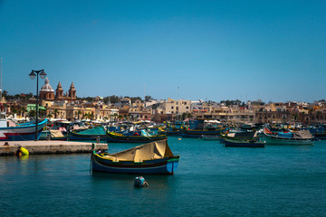 Fototapeta na wymiar Malta Hafen kleine bunte Booten Sommer