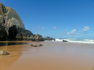 Obraz premium Cliffs and the expanses of Praia Grande ocean beach under the morning sun