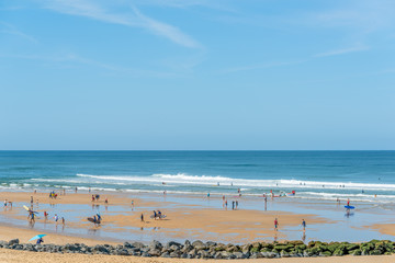 LACANAU (Gironde, France), surfeurs et baigneurs sur la plage