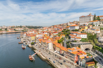Fototapeta na wymiar Vue sur Porto depuis le pont Dom-Luís