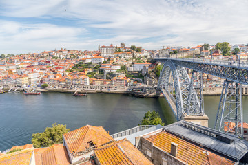 Fototapeta na wymiar Vue sur Porto et le pont Dom-Luís 