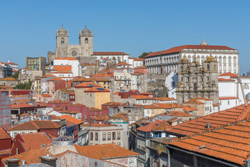 Panorama sur la Cathédrale de Porto et l'église de São Lourenço
