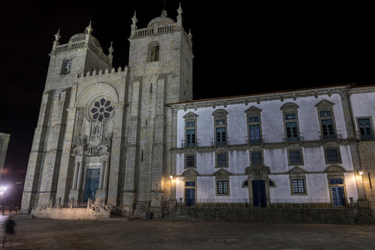 Cath&eacute;drale de Porto, Portugal, de nuit