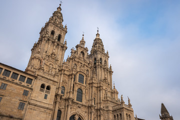 Fototapeta na wymiar Fachada del Obradoiro, en un dia nublado. Catedral de Santiago de Compostela. Galicia. España.