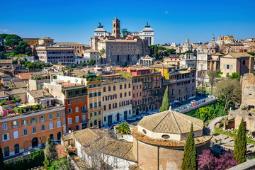 Fototapeta premium Busy Roman Street Palantine Hill Victor Emanuele Monument Rome Italy
