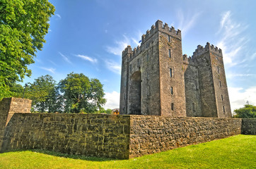 Bunratty Castle  - a large 15th-century tower house in County Clare, Ireland © robnaw