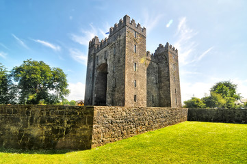 Bunratty Castle  - a large 15th-century tower house in County Clare, Ireland © robnaw