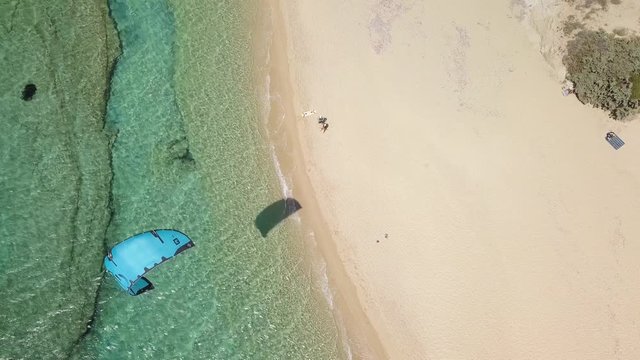 Kitesurf Lesson am Strand neben t&uuml;rkisblauem Wasser