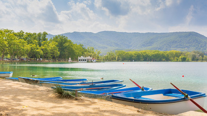 Barcas en el lago de Banyoles, en Catalunya, España