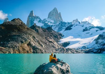 Papier Peint photo Fitz Roy Couple in love at Mount Fitzroy. Scenic view of snowcapped mountain tops of Patagonia trek. Blue sky, turquoise lake and scenic rock landscape. Shot in Argentina. Nature, travel, adventure, hiking.