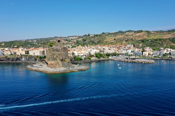 Obraz premium Città di Acicastello-Vista del castello sul mare di Sicilia