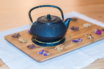 Preparación de un té matcha ecológico y saludable.