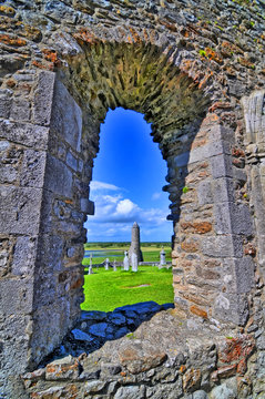  The monastery of Clonmacnoise situated  on the River Shannon, Irland