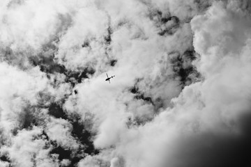 Helikopter zwischen riesigen Wolken am Himmel © Simon