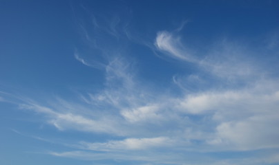 Schleierwolken - wei&szlig;e Wolken am blauen Himmel - Sch&ouml;nwetterwolken