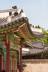 Fototapeta premium Roof detail of the Changdeokgung royal palace complex building, Seoul, South Korea