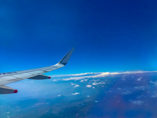 Obraz na płótnie Canvas Avión comercial volando sobre el Océano Atlántico