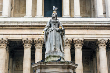 Fototapeta premium Statue of Queen Anne in front of St Paul’s Cathedral, London, UK, GB